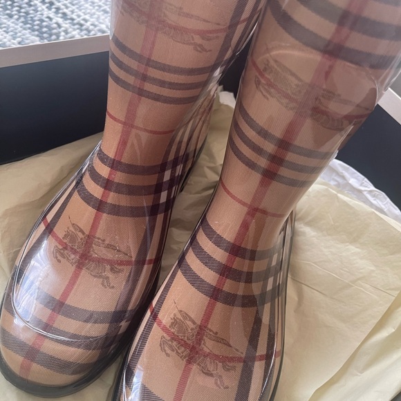 Burberry rain shoes. - Picture 2 of 5